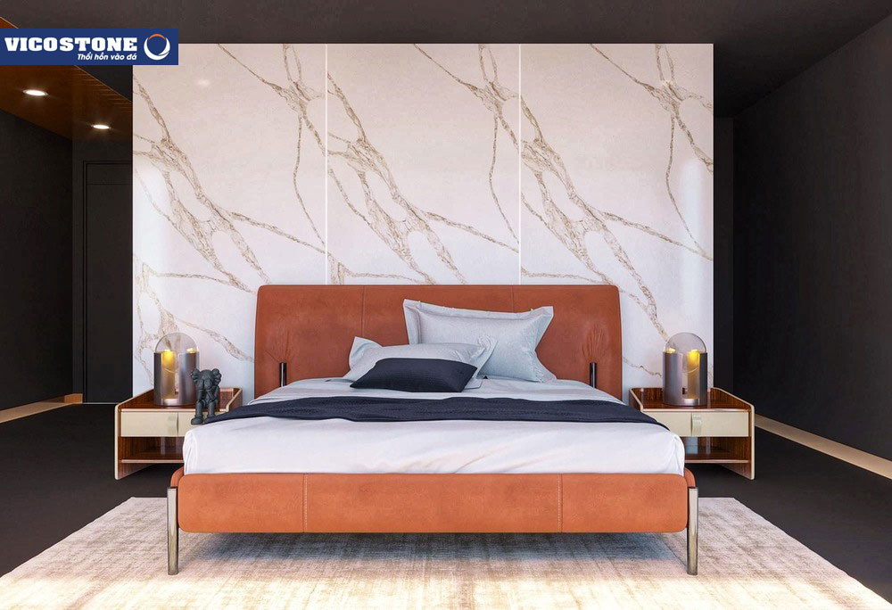 Ốp vách tường đầu giường bằng đá nhân tạo Quartz VICOSTONE Vivalioro BQ8918 tái hiện hình ảnh dòng magma lỏng đang cuồn cuộn chảy xuống sườn đồi “lá chắn’’ sau những lần hoạt động mãnh liệt của núi lửa Hawaii giúp phòng ngủ thêm ấn tượng.